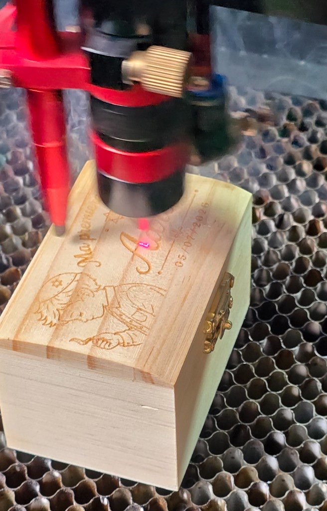 Gravure laser en cours sur coffret bois « Ma première mèche » personnalisé — NC Factory Antibes Gravure laser en cours sur coffret bois « Ma première mèche » personnalisé — NC Factory Antibes