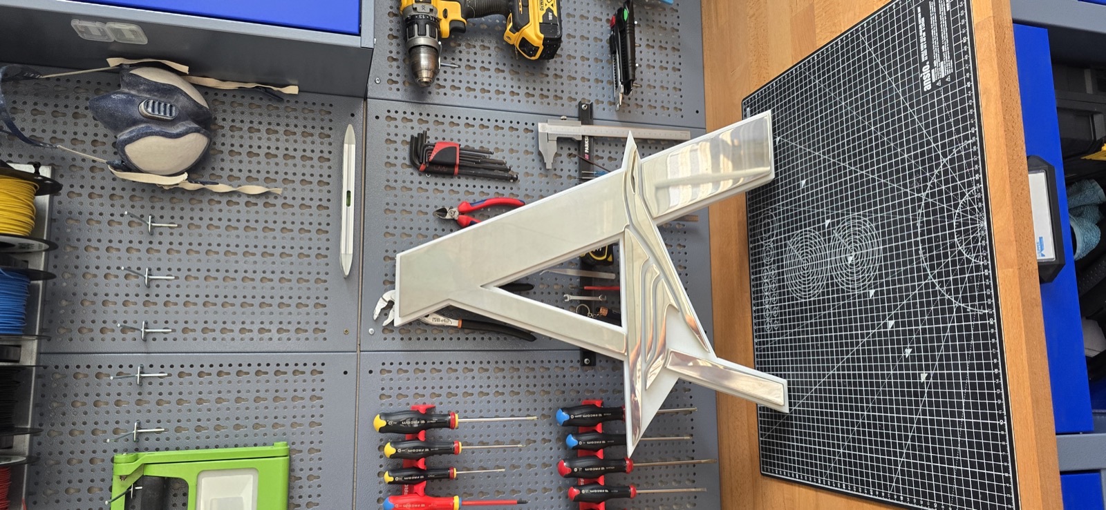 Rénovation enseigne bateau avec support acrylique découpé laser — signalétique nautique Antibes