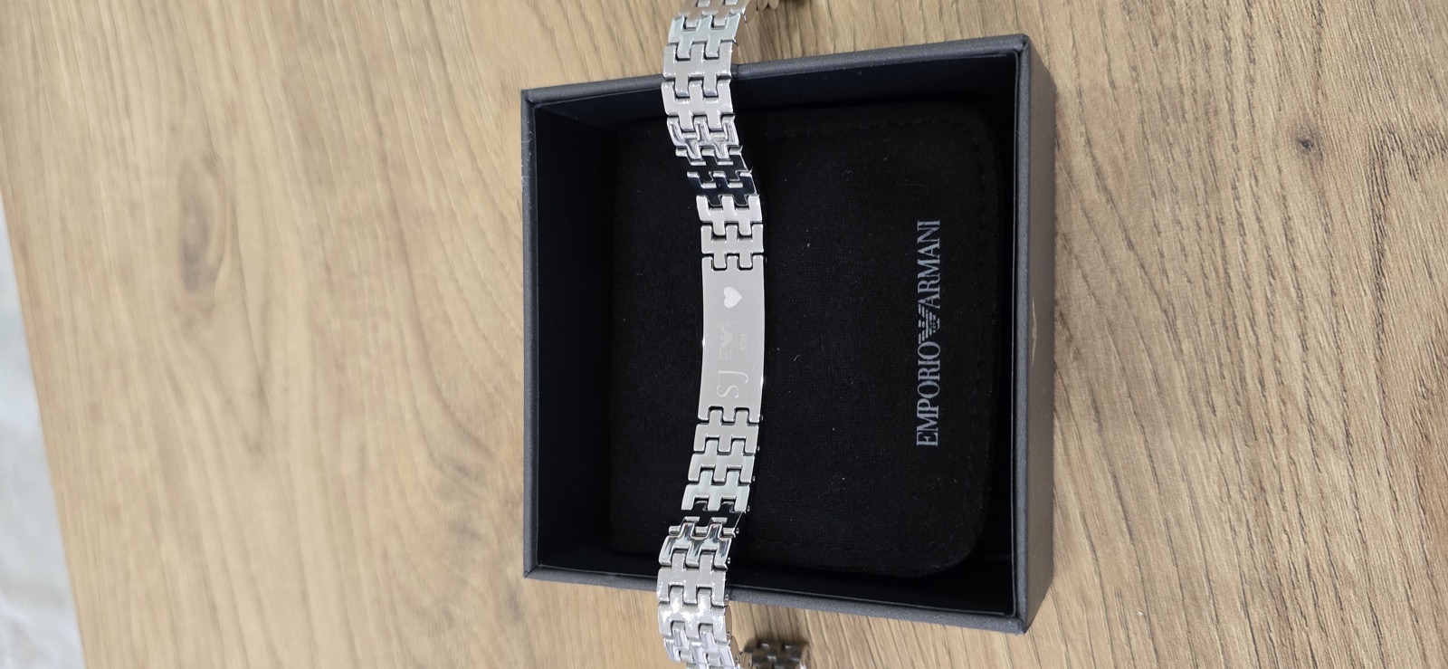 Gourmette Emporio Armani personnalisée par gravure laser : initiales, logo et cœur — NC Factory Antibes Gourmette Emporio Armani personnalisée par gravure laser : initiales, logo et cœur — NC Factory Antibes